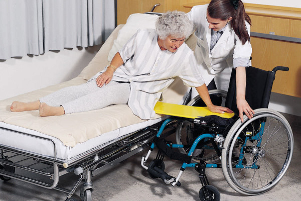 Перевозка лежачих больных: что это за услуга и кому положен бесплатный сервис?